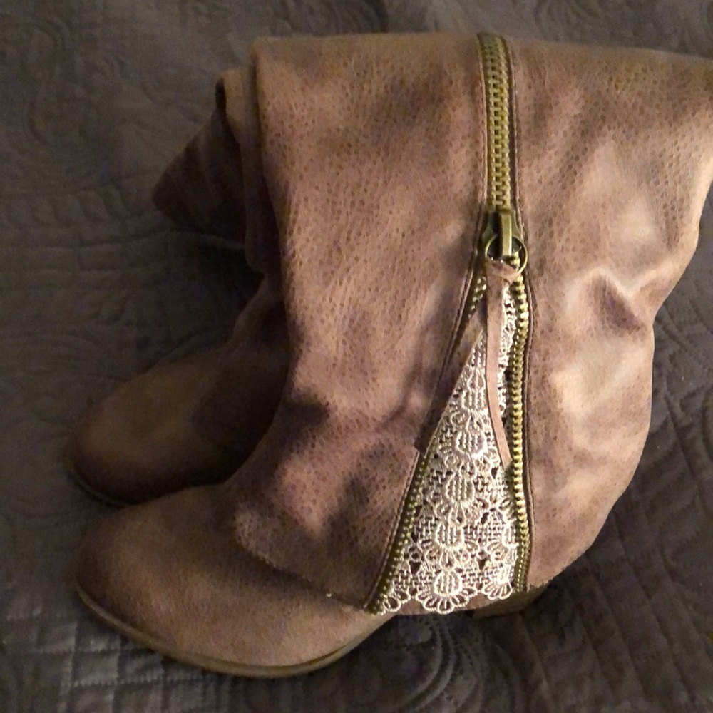 Boots - Picture 2 of 5